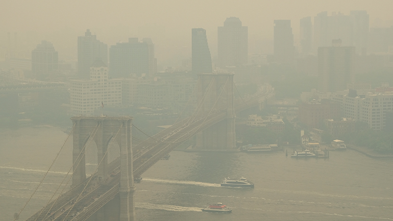 ΗΠΑ: Σε κατάσταση συναγερμού πολλές Πολιτείες λόγω του καπνού από τις δασικές πυρκαγιές στον Καναδά